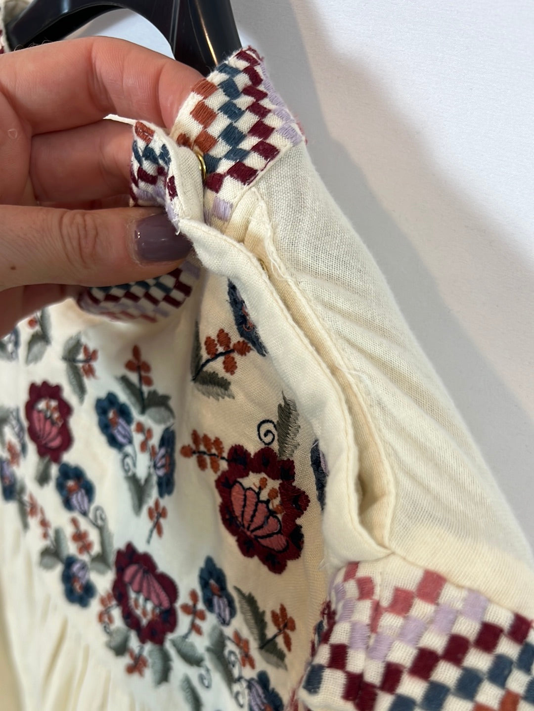 LOUISE MISHA. Blusa beige bordada T.34