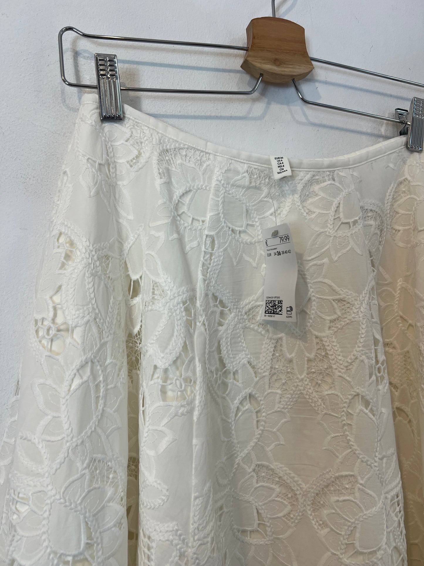 H&M. Falda blanca larga de encaje