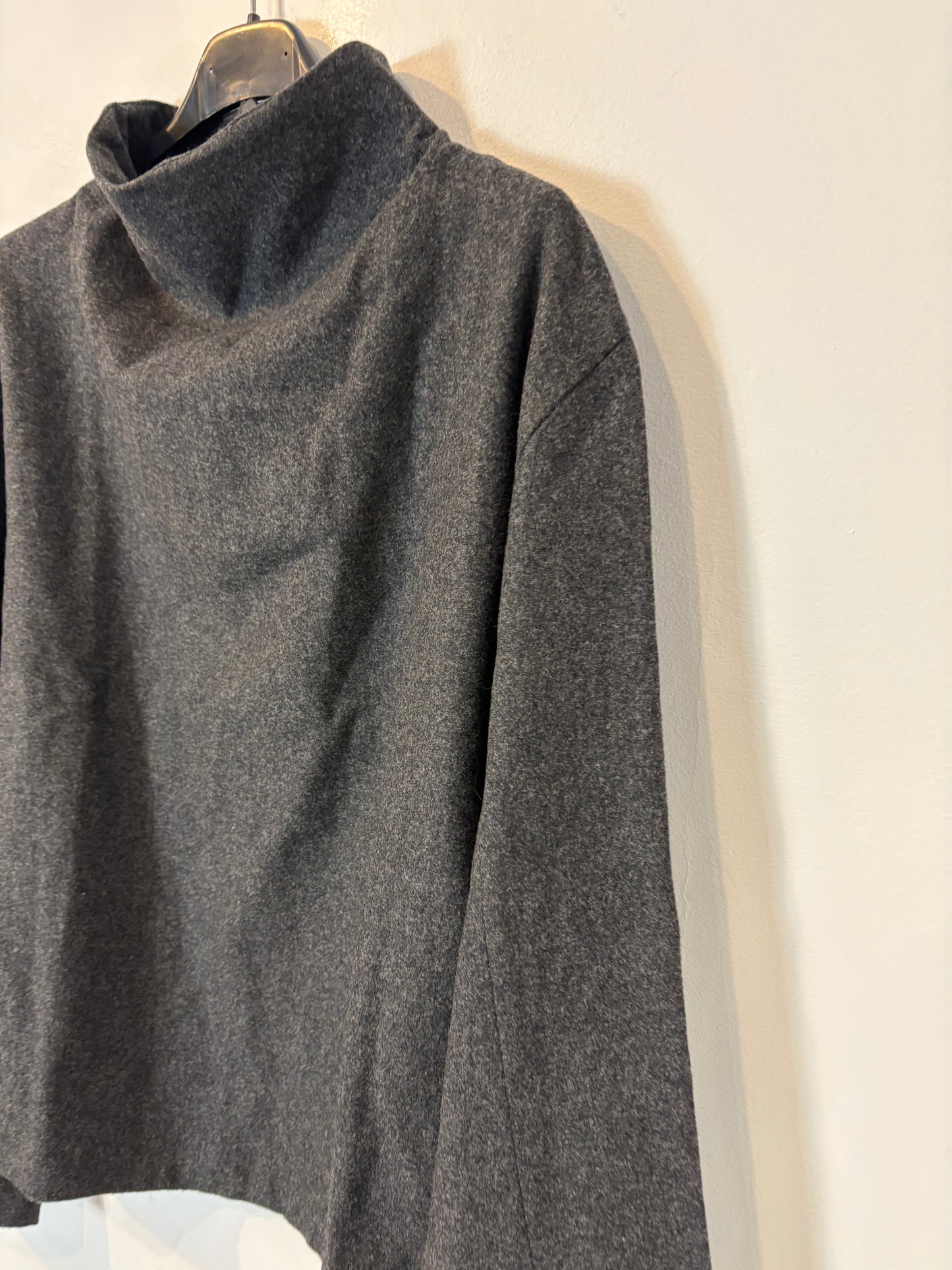 ZARA. Top gris fruncido con lana