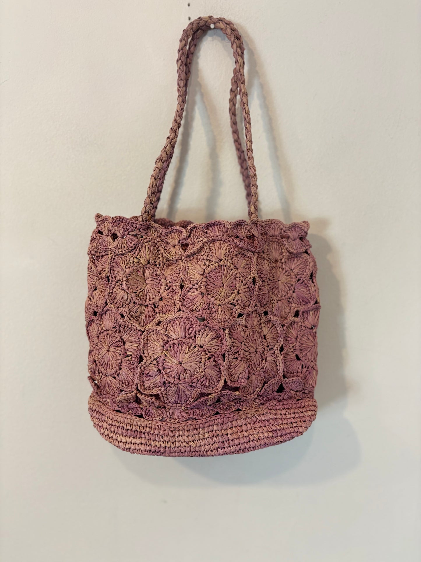 PETITE MENDIFOTE. Bolso de hombro rafia malva