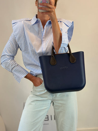 O BAG. Bolso de mano azul marino