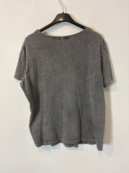 SYSTEMACTION. Camiseta gris dibujo