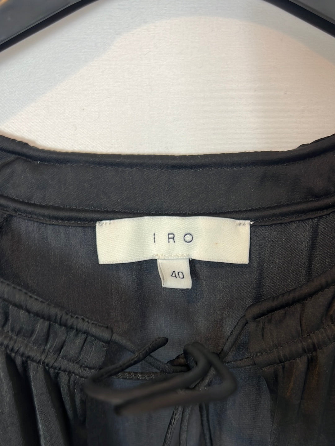 IRO. Blusa negra fluida detalle hombros. T 40