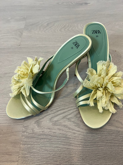 ZARA. Sandalia pastel flor tela. T 38