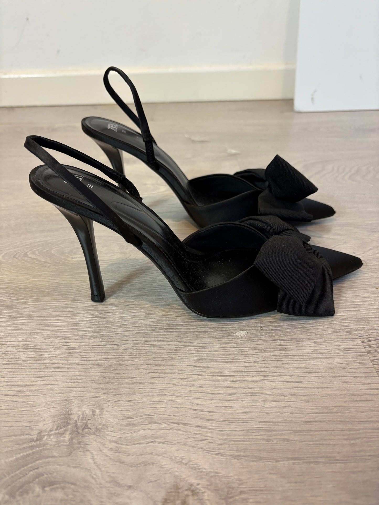 ZARA. Sandalia negra lazo. T 38