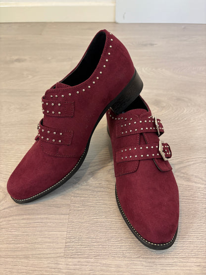 PICCOLA PIU. Zapatos burdeos tachuelas. T 40