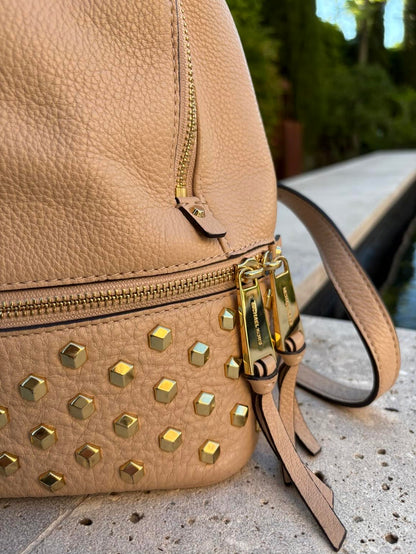 MICHAEL KORS. Mochila mediana piel tachuelas