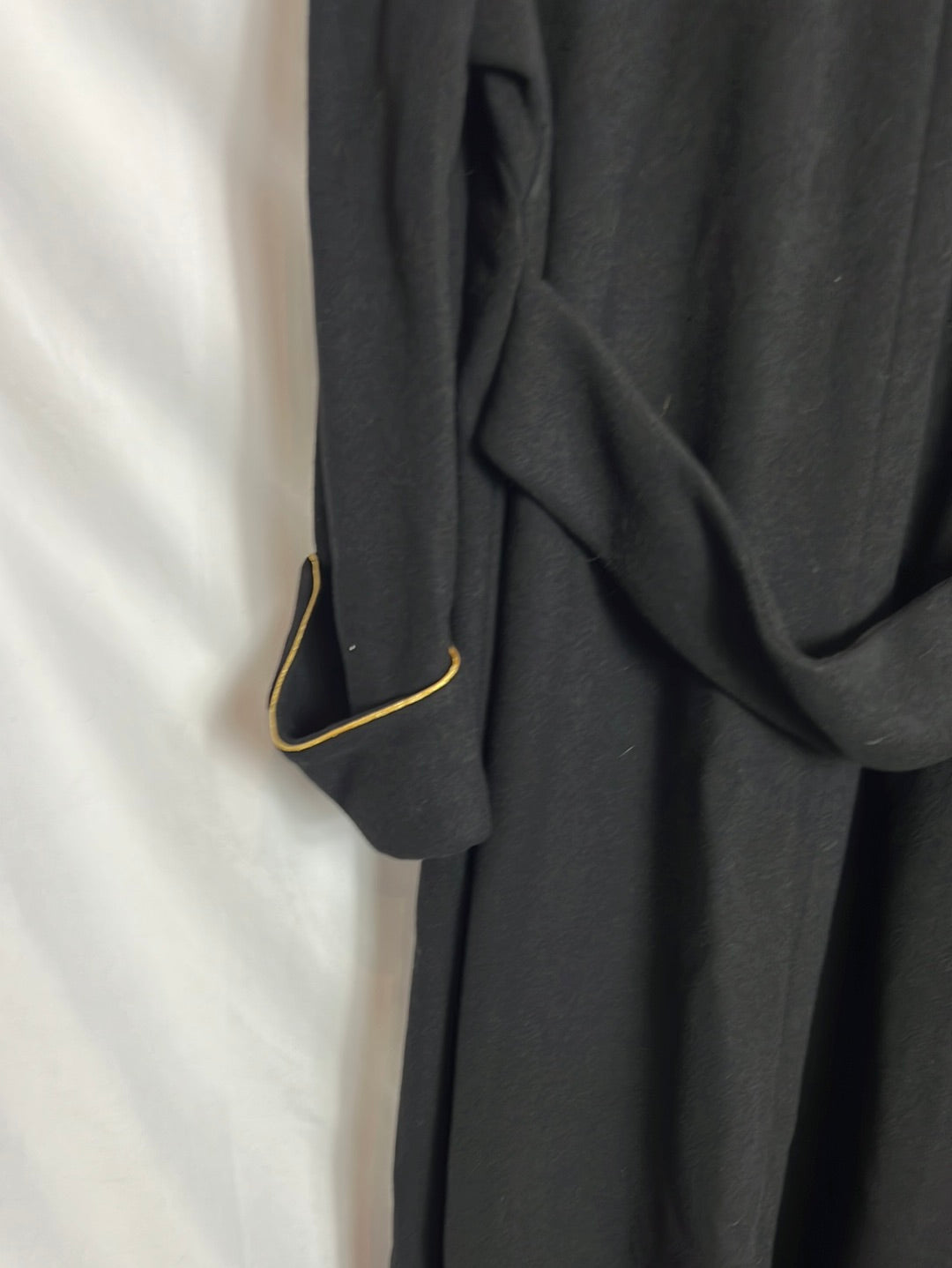 OTRAS. Abrigo largo negro detalles dorados. T S/M