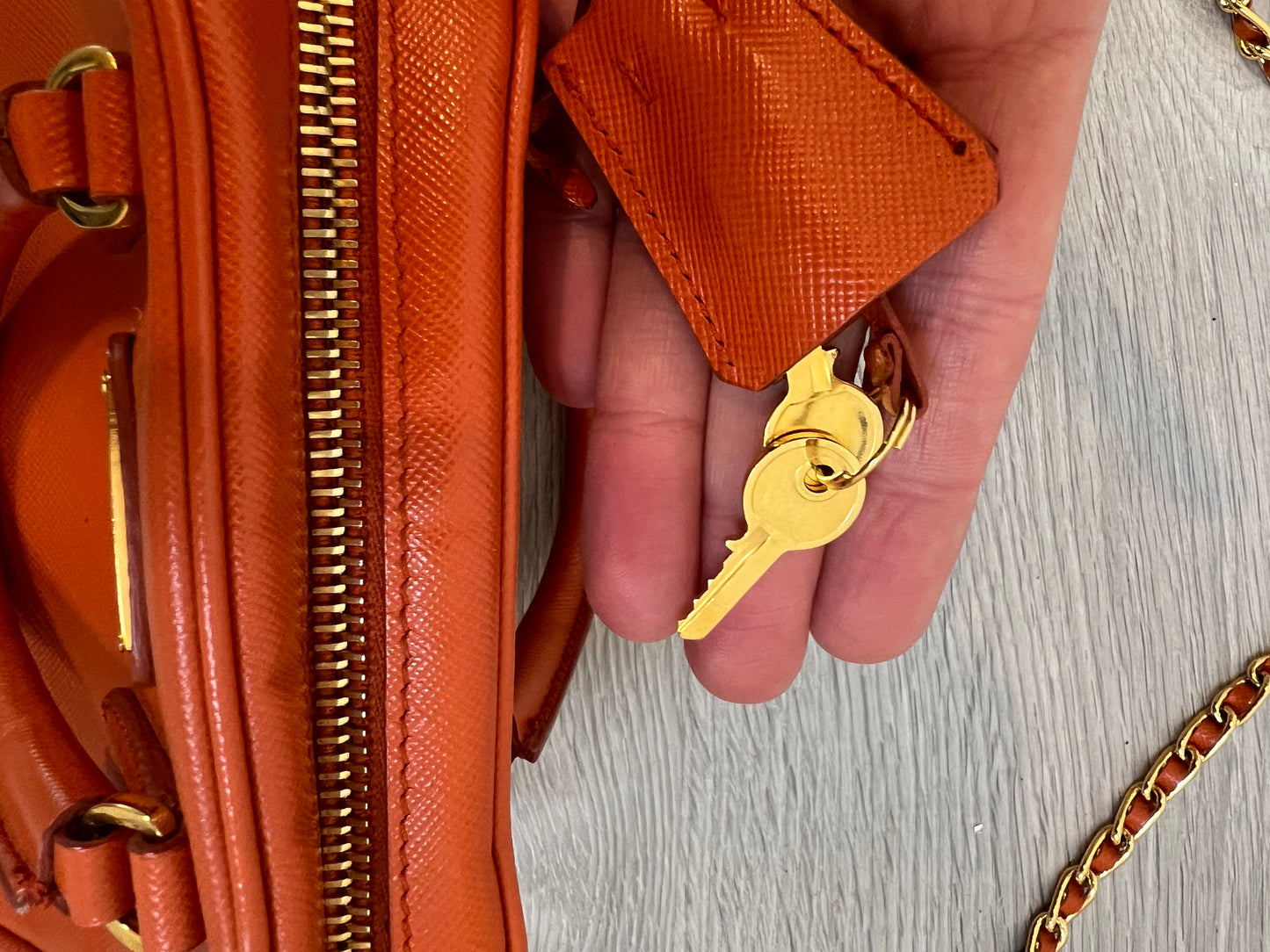 PRADA. Bolso mini Galleria naranja