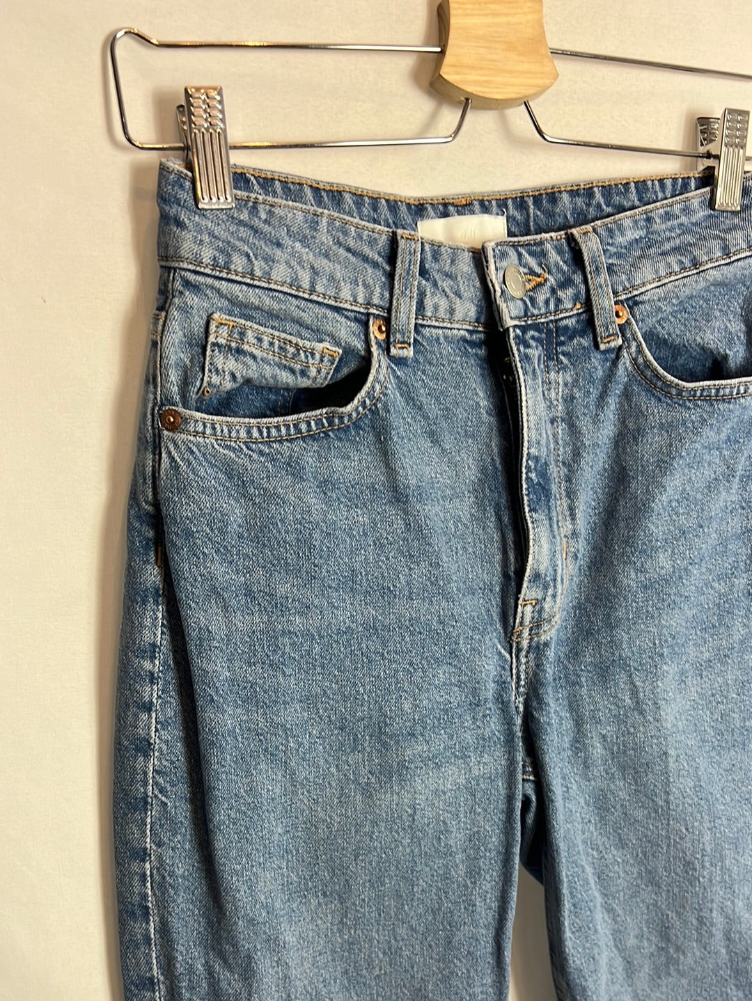 H&M. Denim estilo mom fit. T 34