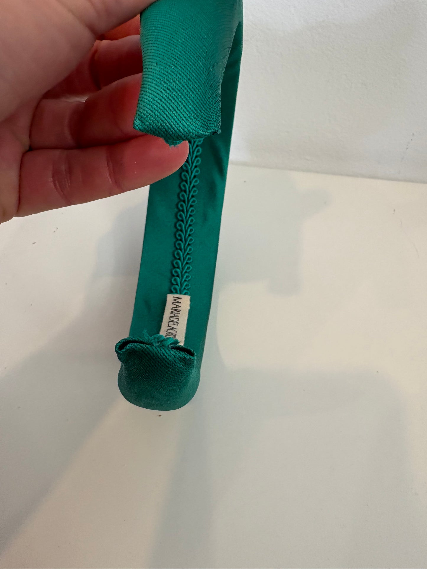 MARIA DE LA ORDEN. Diadema pelo verde