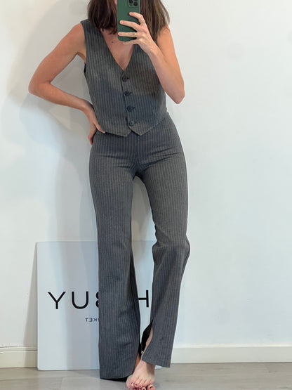 MANGO. Total look gris raya diplomática