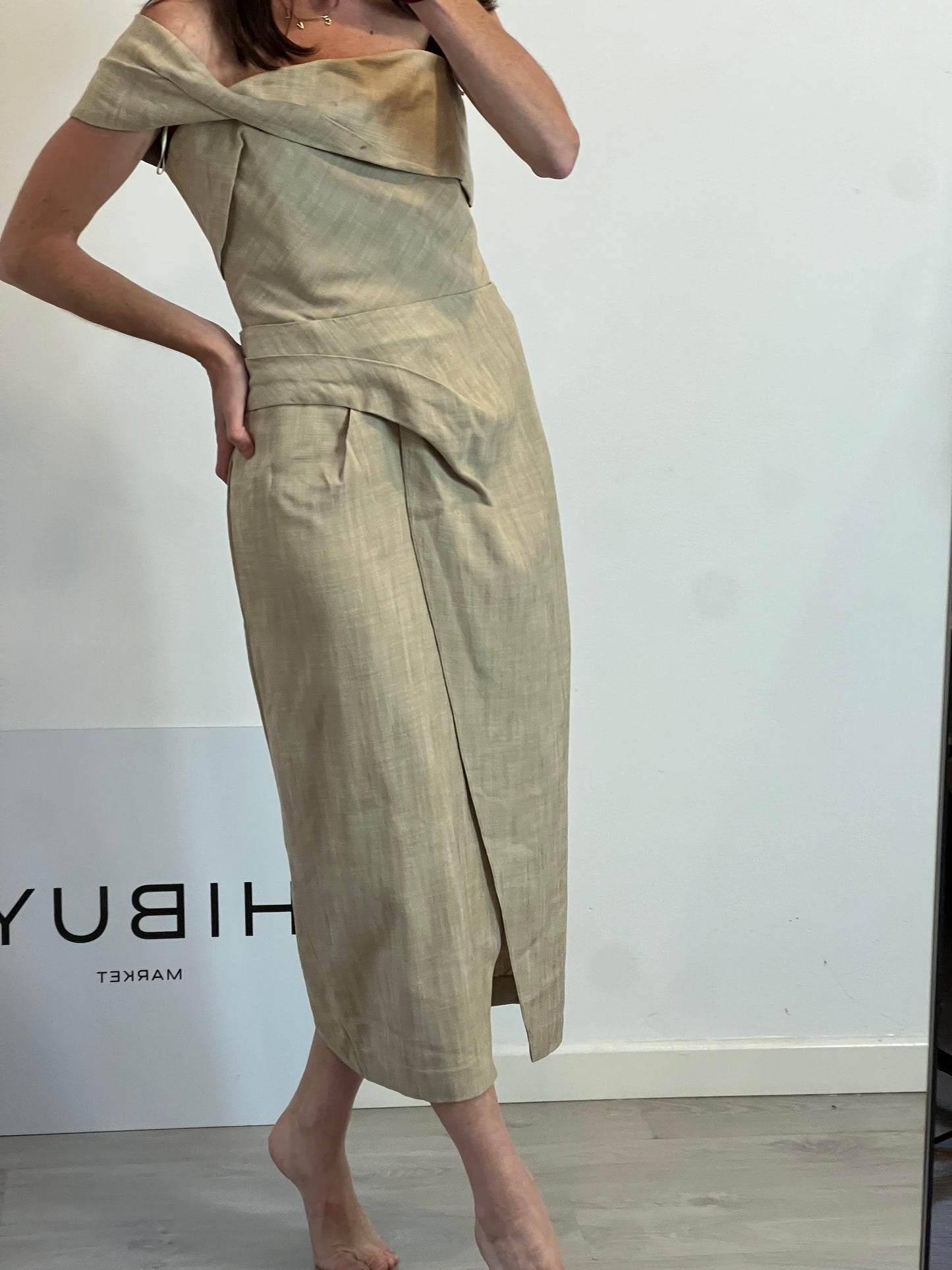 ZARA. Vestido midi beige palabra de honor