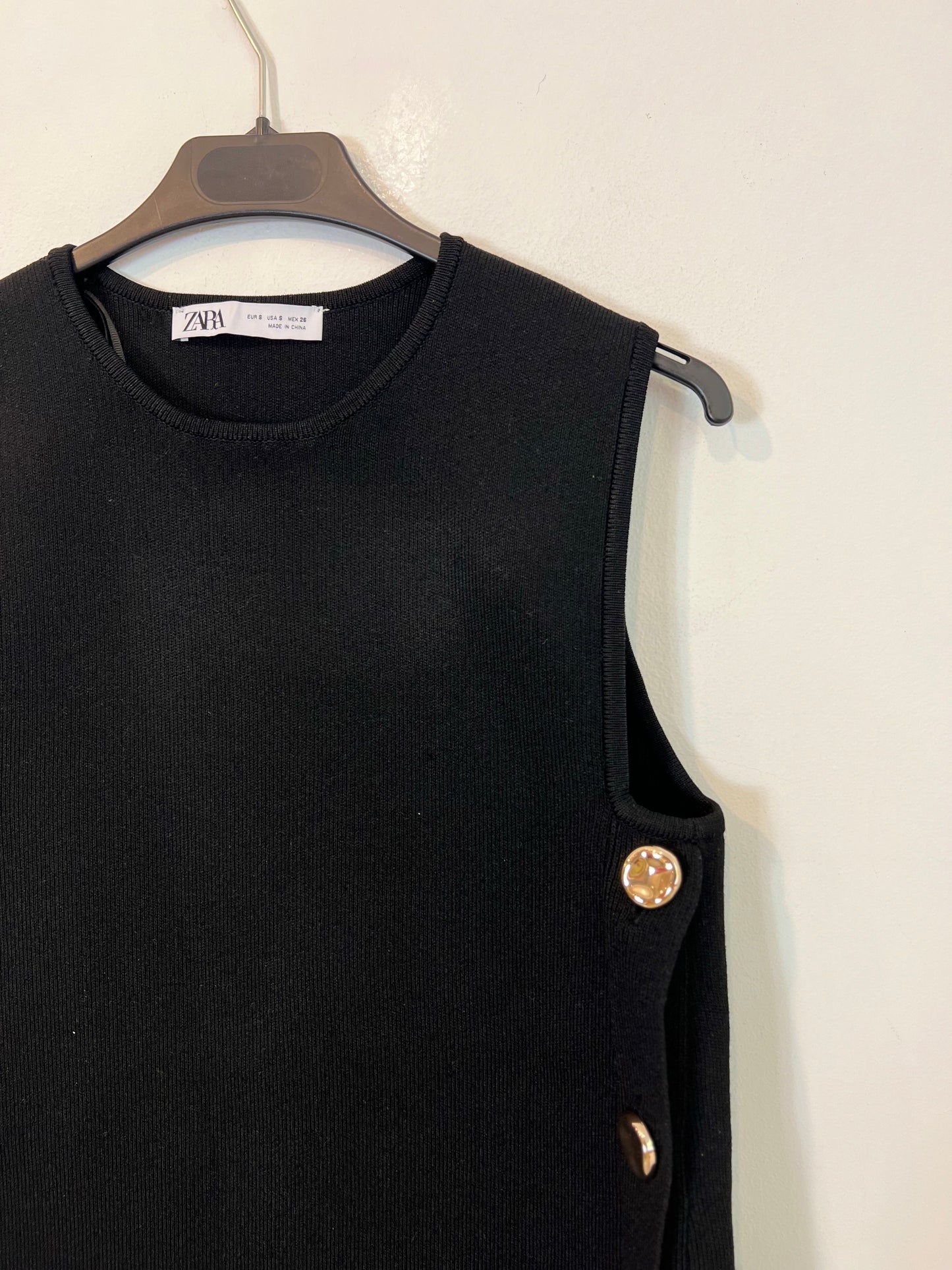 ZARA. Top negro punto botones T.s