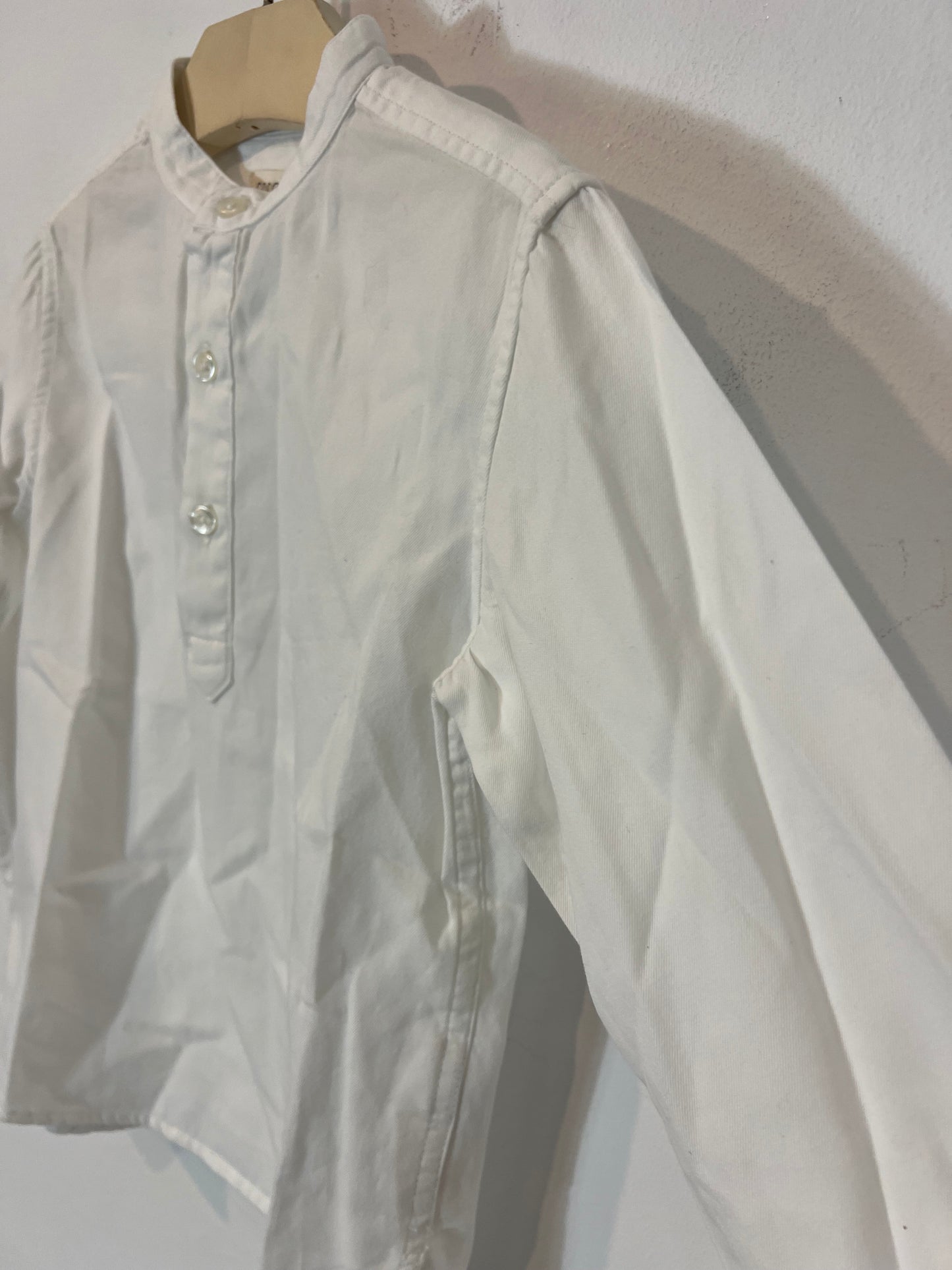GOCCO. Camisa blanca cuello mao. T 5-6 años