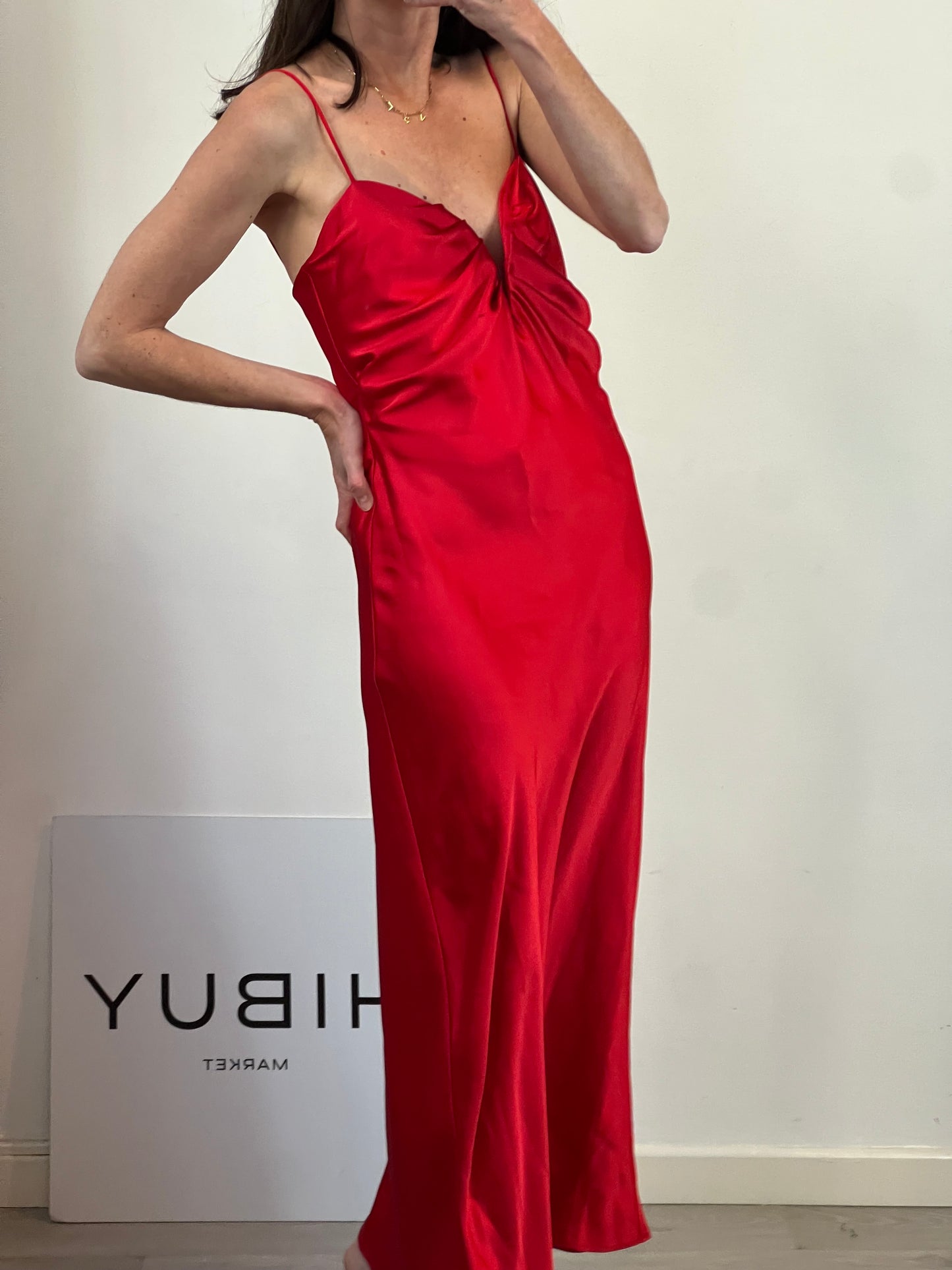 ZARA. Vestido largo satinado rojo