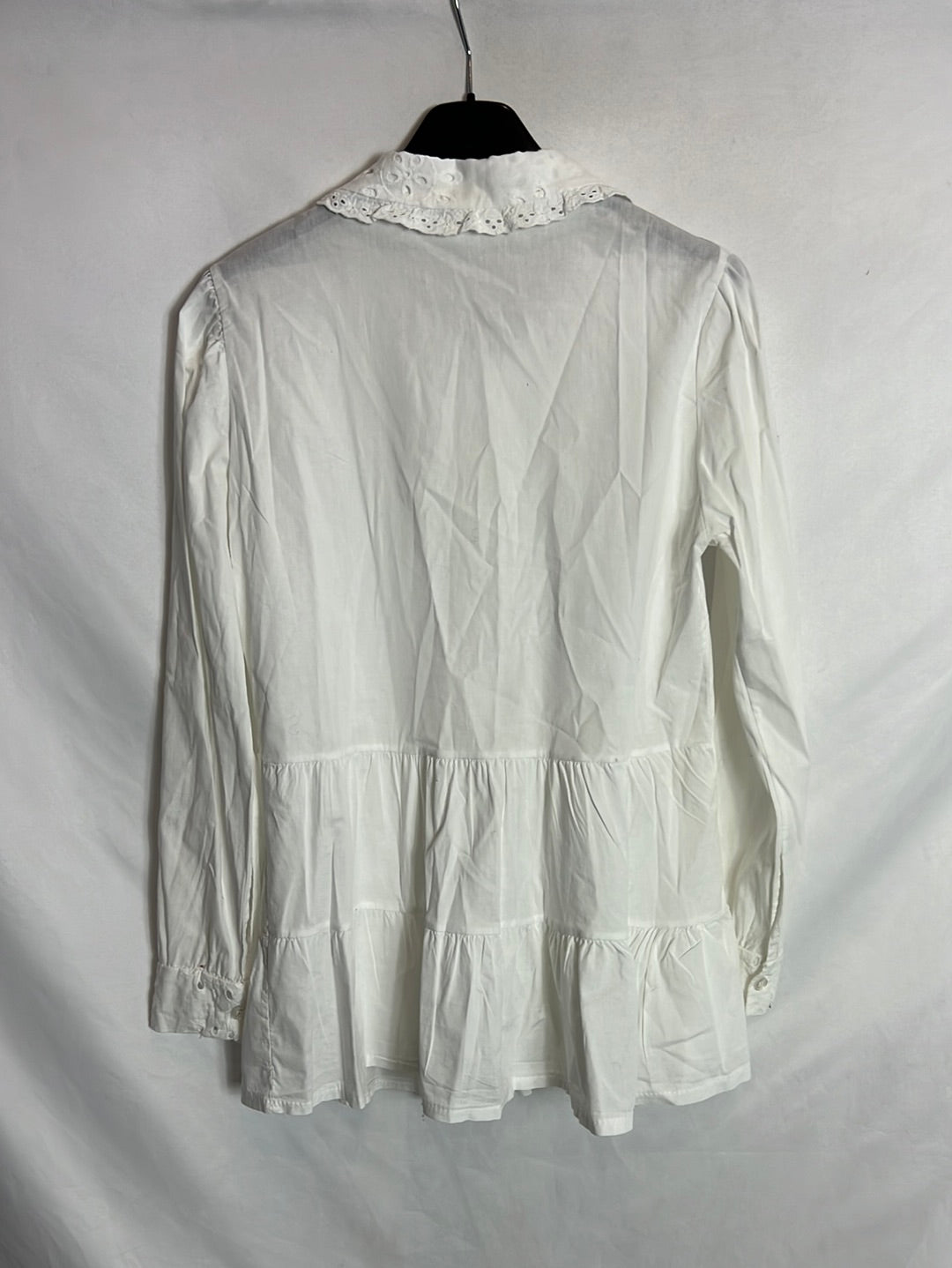 OTRAS. Blusa blanca detalle cuello y volantes. T XS