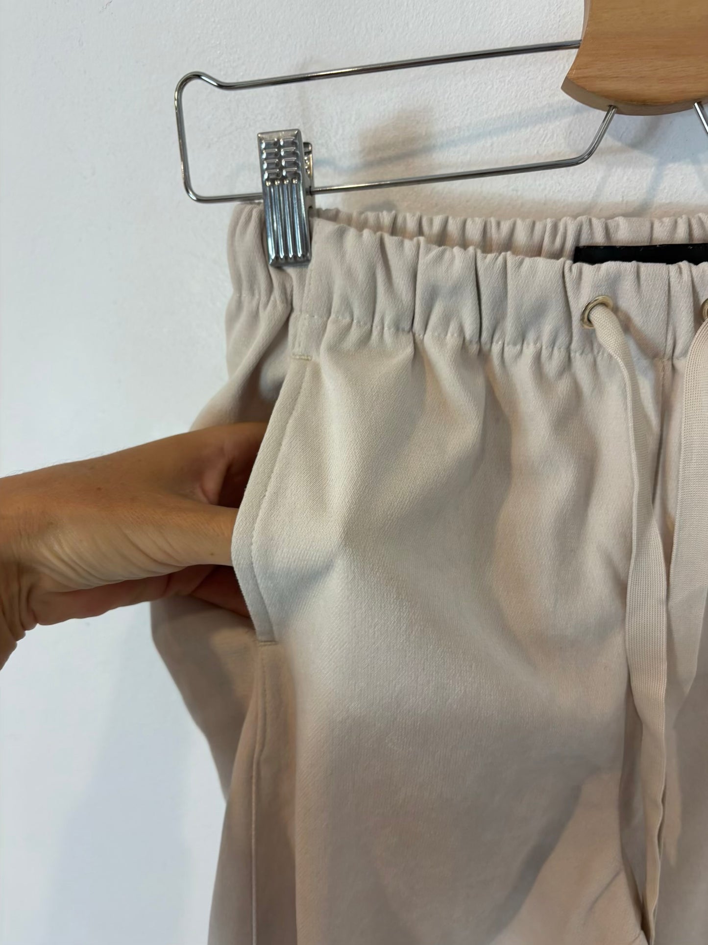 ZARA. Pantalón color crudo textura