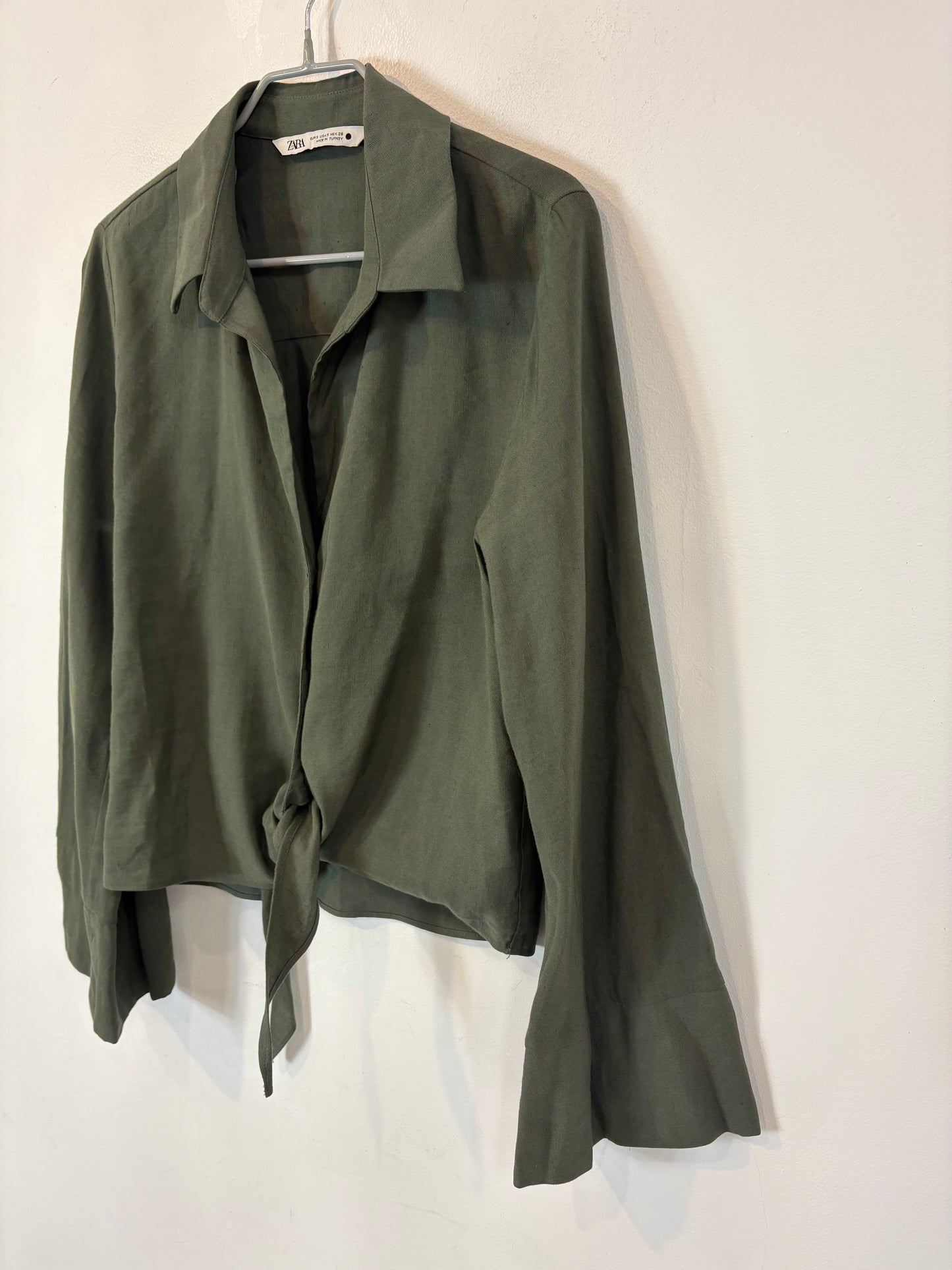 ZARA. Total look verde con lino