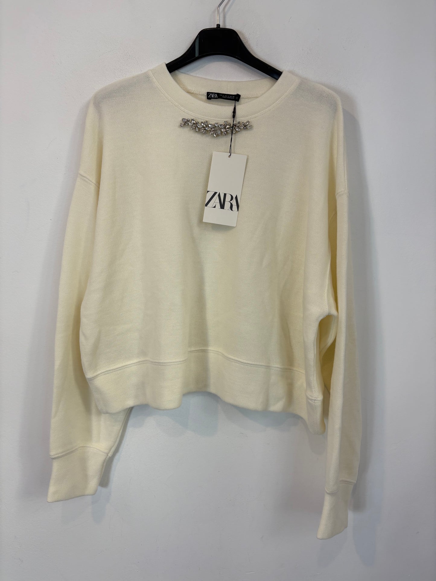 ZARA. Ecru sweater with neckline detail. TS