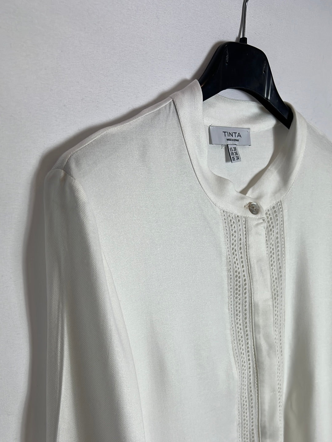 TINTA. Blusa blanca troquelada. T 38