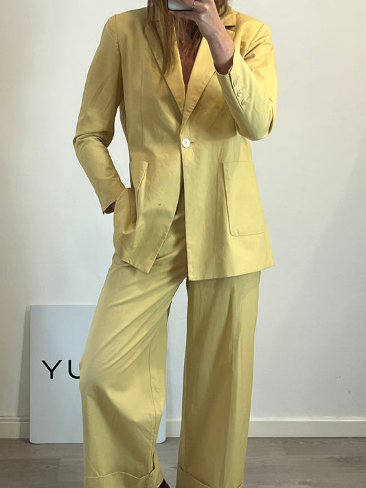 ZUBI. A total look with a flowing blazer and trousers. TS/M
