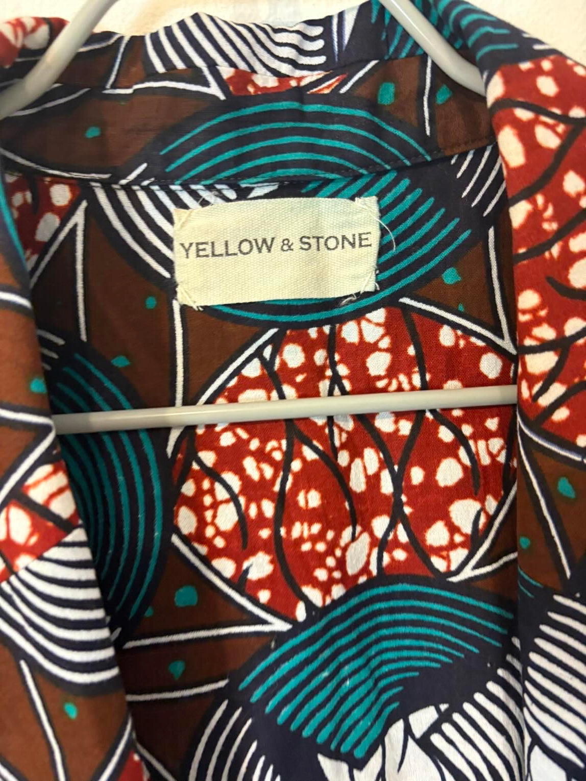 YELLOW & STONE. Chaqueta larga estampada botones