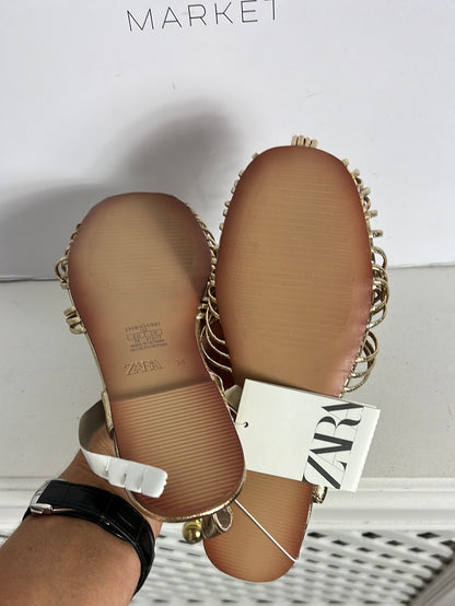 ZARA. Sandalia estilo cangrejera T.34