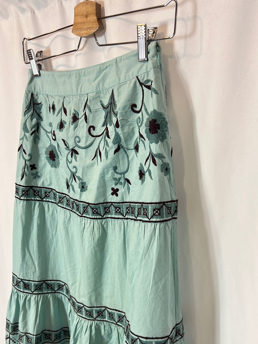 IQ. Falda midi azul claro bordada. T XS (tara)