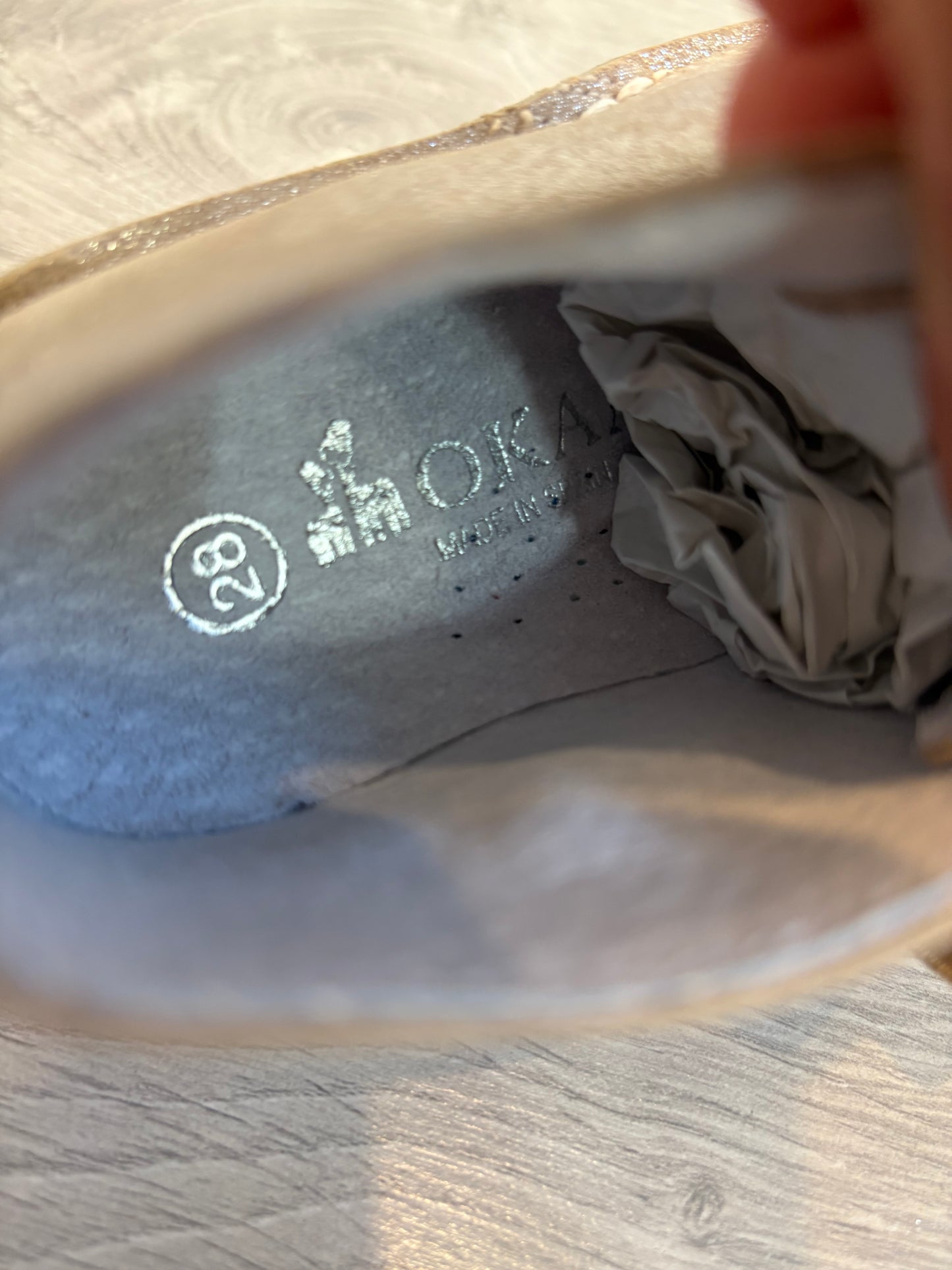 OKAA. Botitas piel brillo beige. T 28