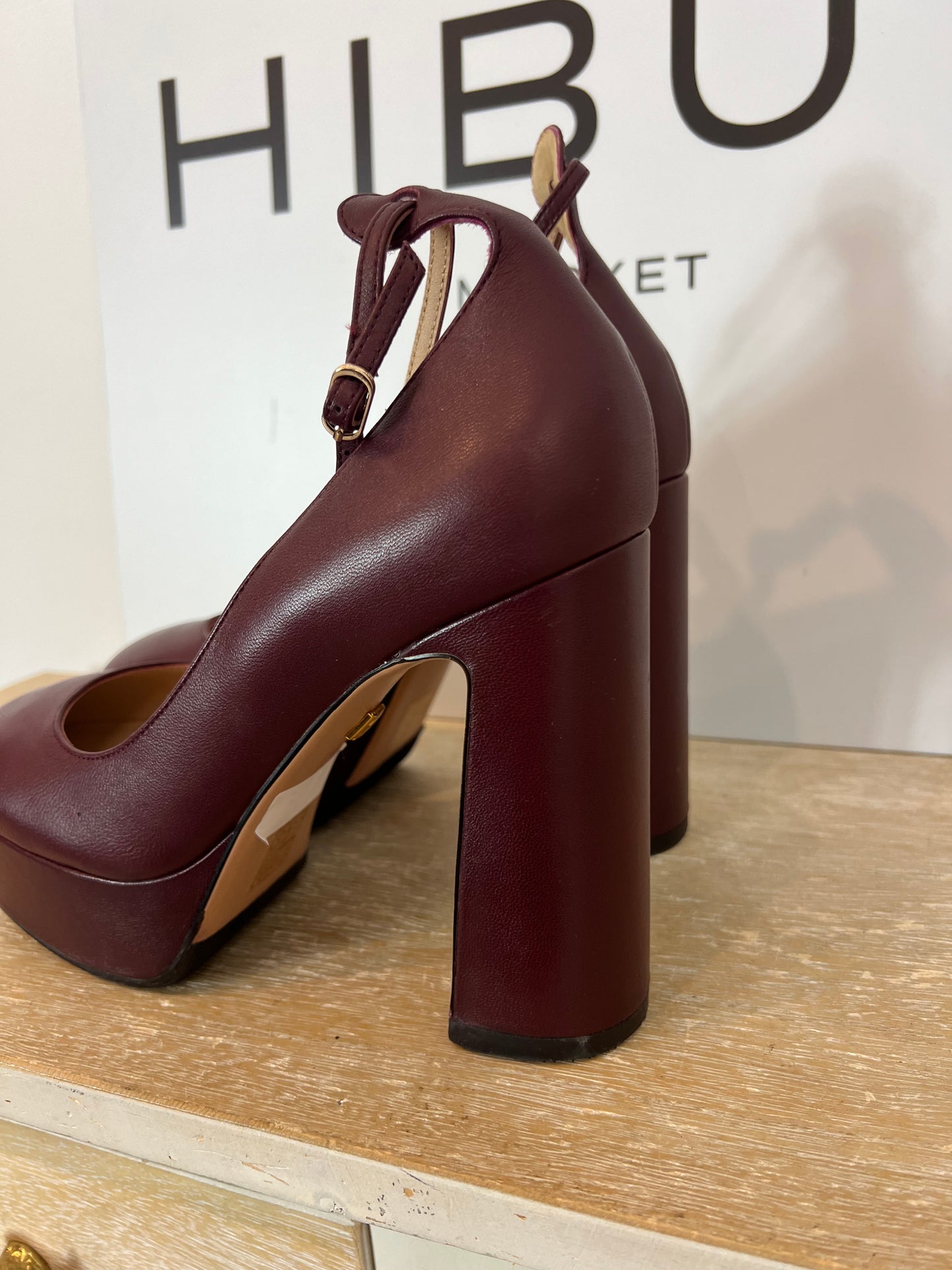 LOLA CRUZ. Burgundy leather platform pumps. Size 39