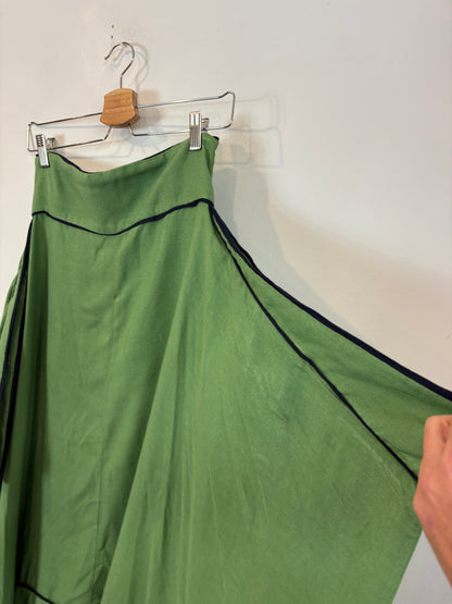 IQ COLLECTION. Falda midi verde asiemtrica