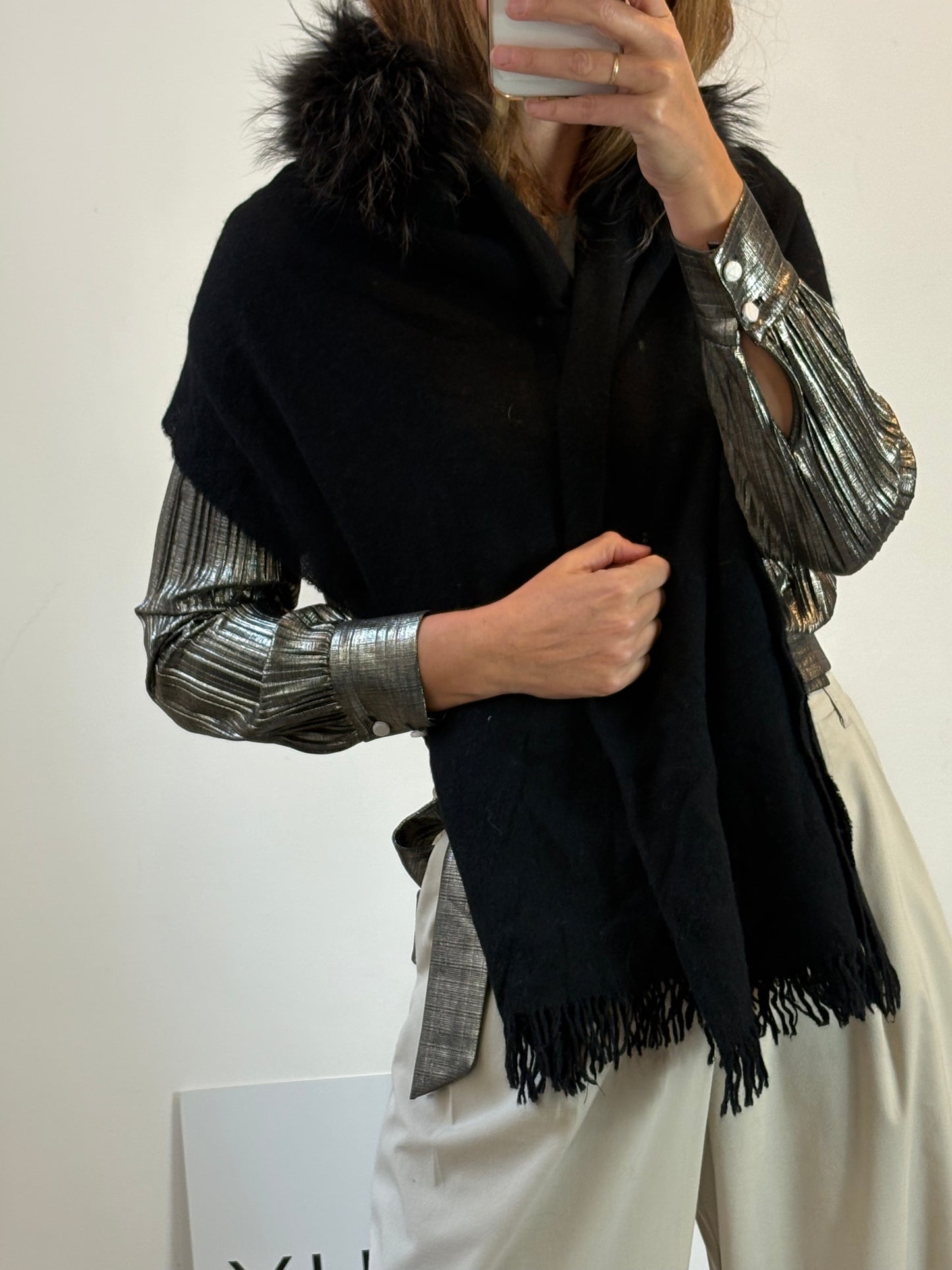 FALCONERI. Bufanda negra con pelo natural