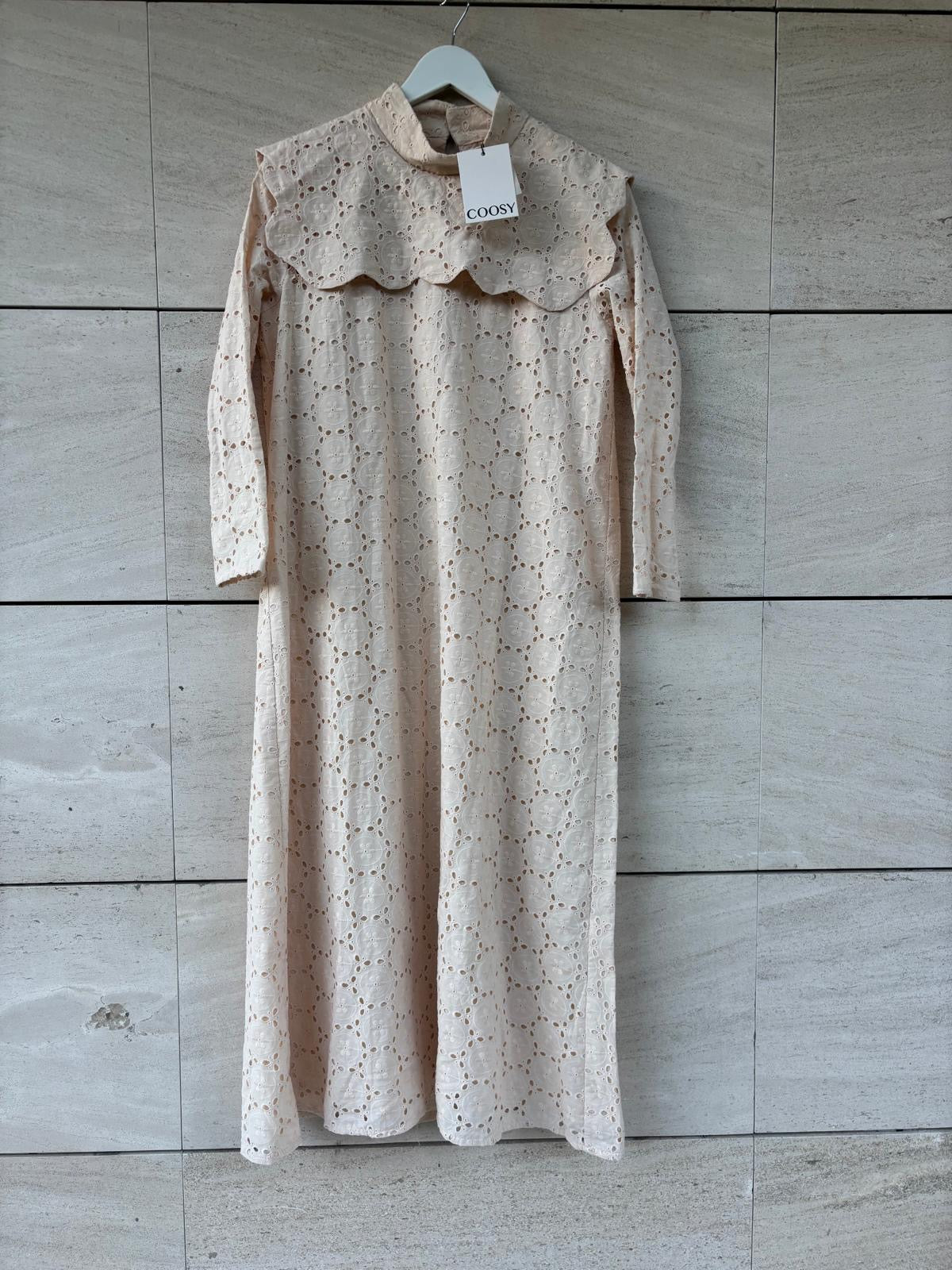 COOSY. Vestido midi rosa claro troquelado