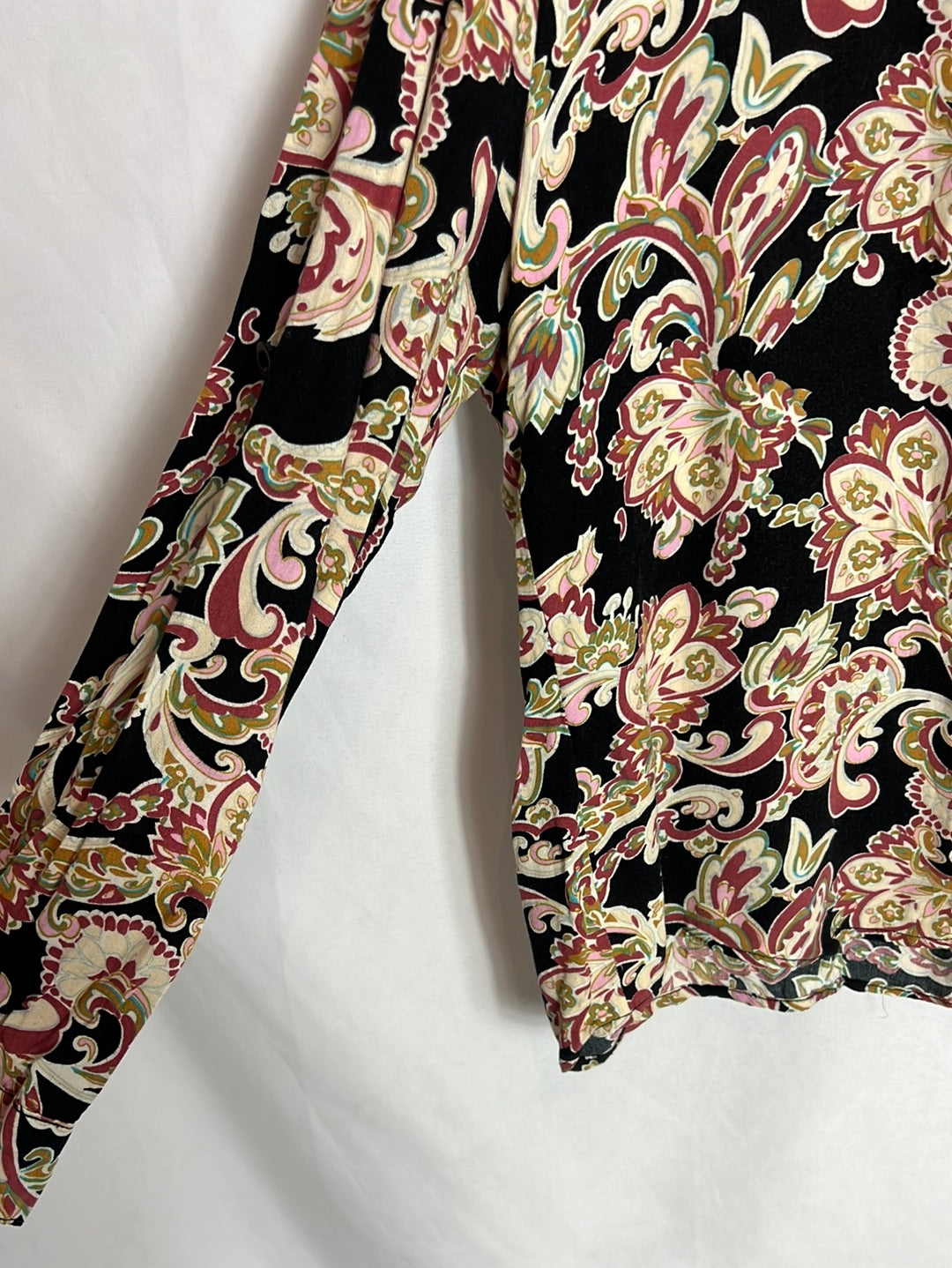 OTRAS. Camisa negra estampada  fluida . T M