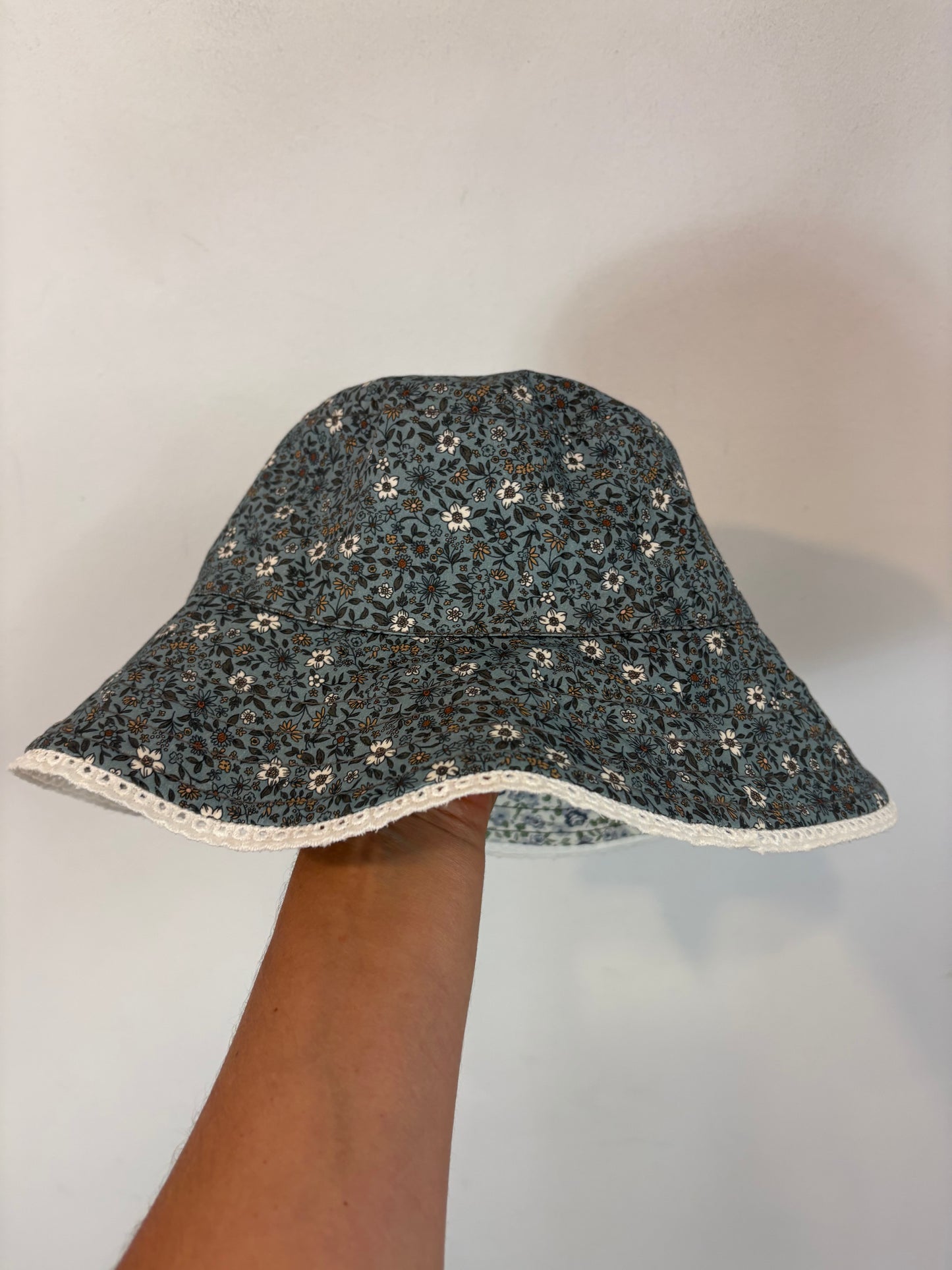 ZARA. Sombrero flores reversible