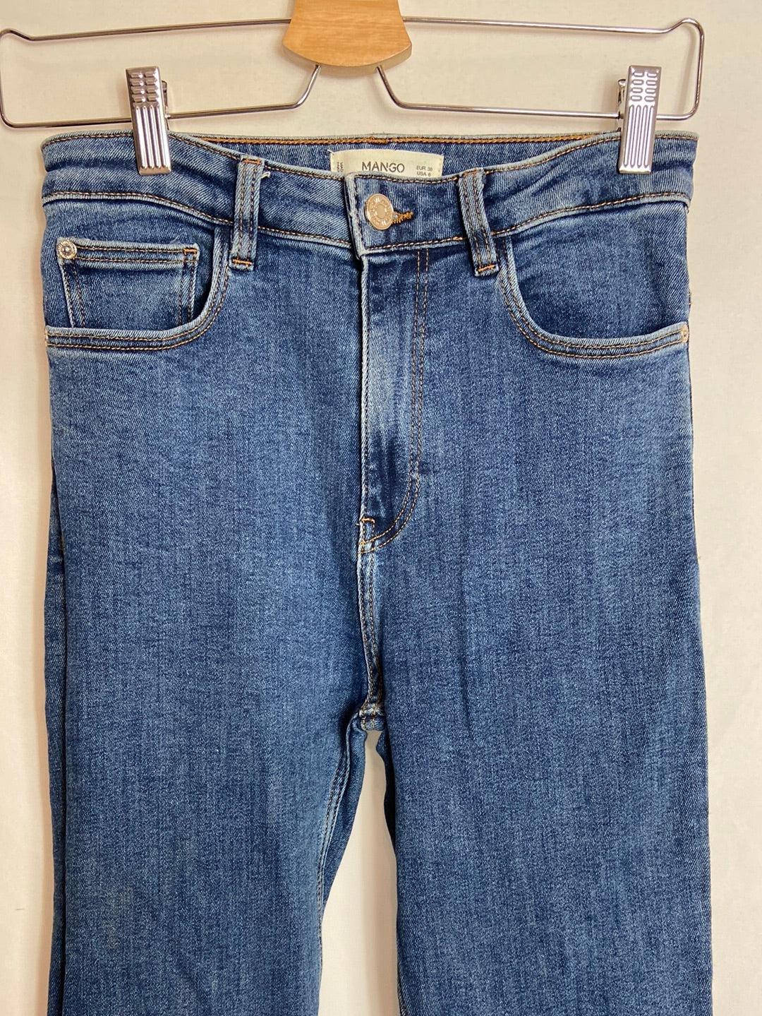 MANGO. Pantalón vaquero acampanado T.38