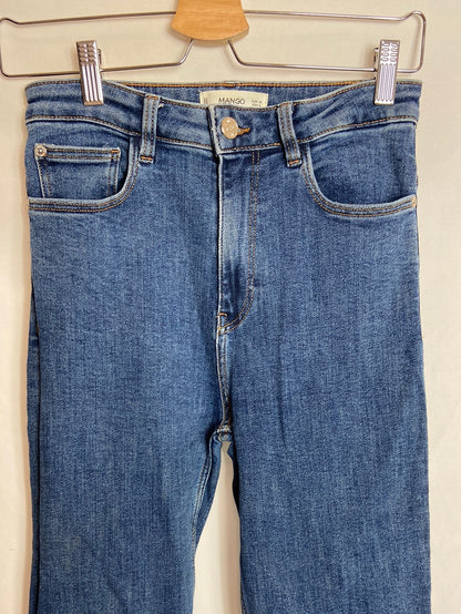 MANGO. Pantalón vaquero acampanado T.38