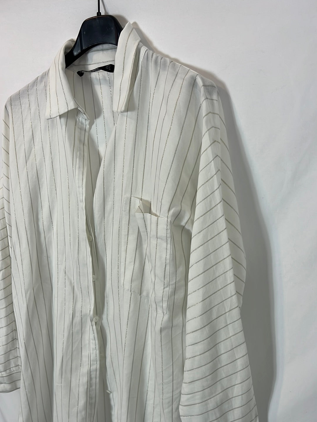 ZARA. Camisa blanca rayas plateadas. T M