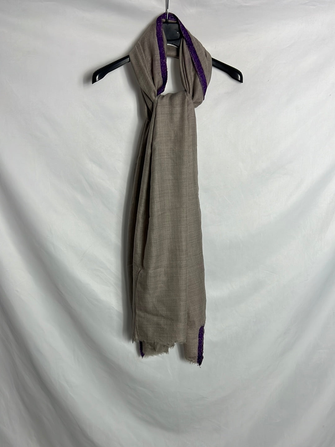 OTRAS. Bufanda fina detalle hilos morados