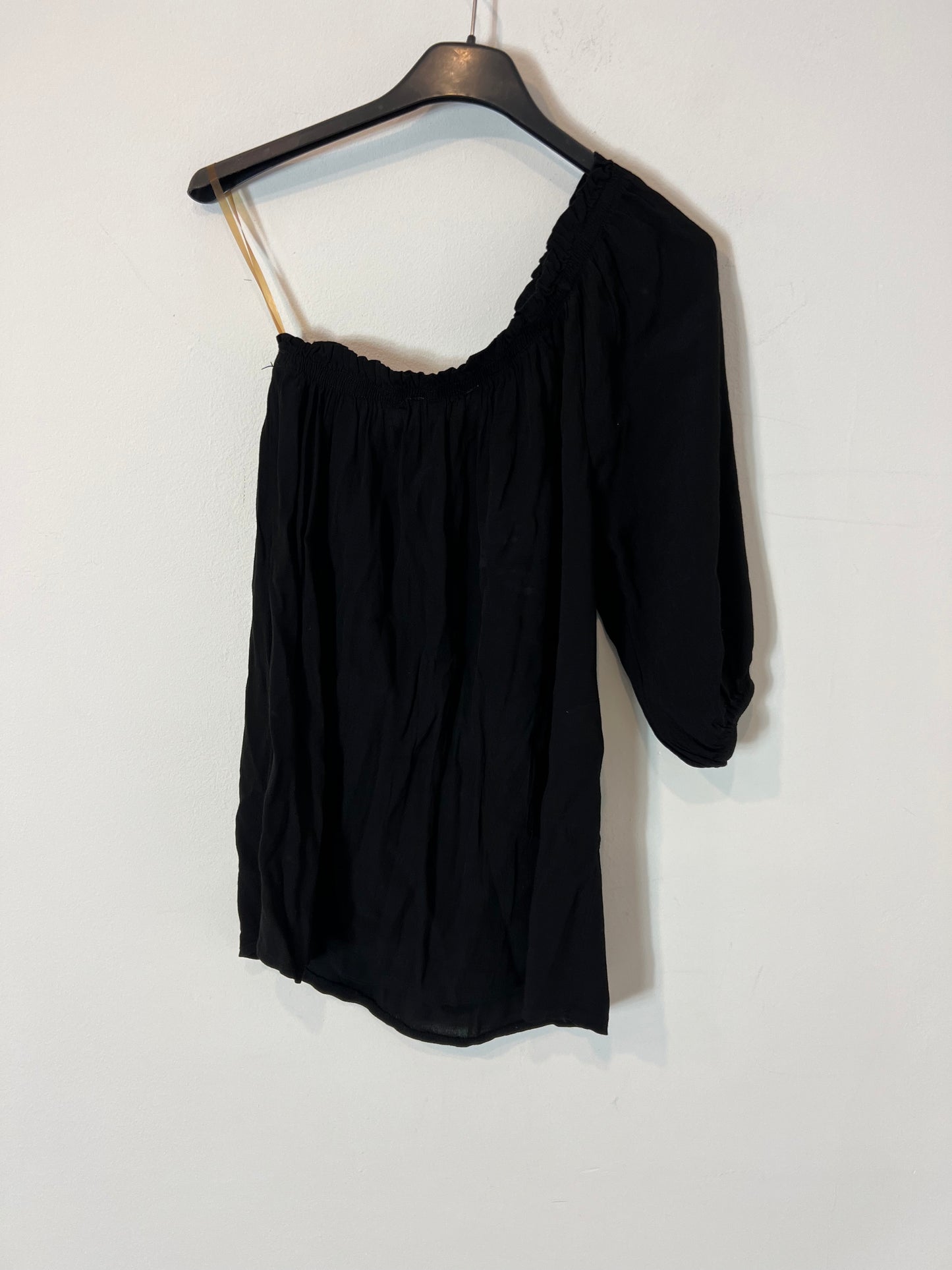 AMEÉ. Asymmetrical black top Tu(s/m)