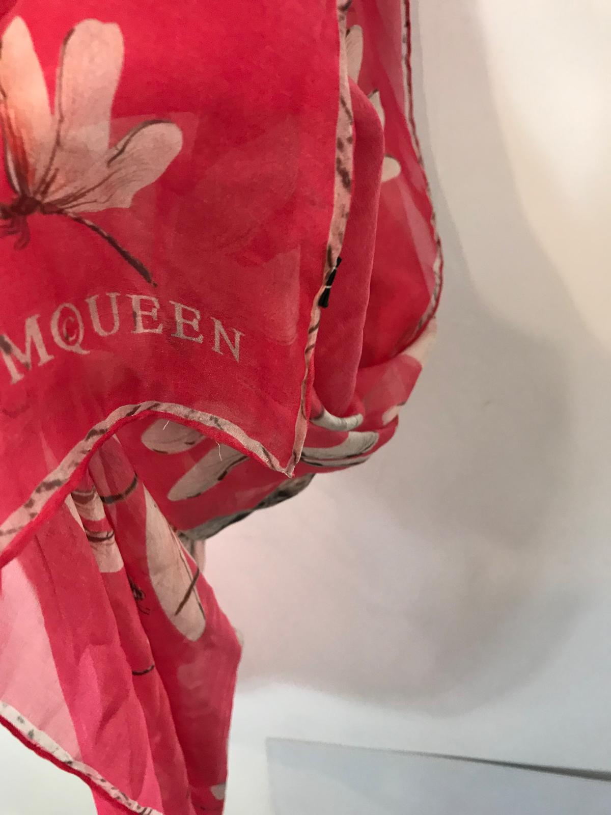 ALEXANDER McQUEEN. Pañuelo de seda rosa calavera