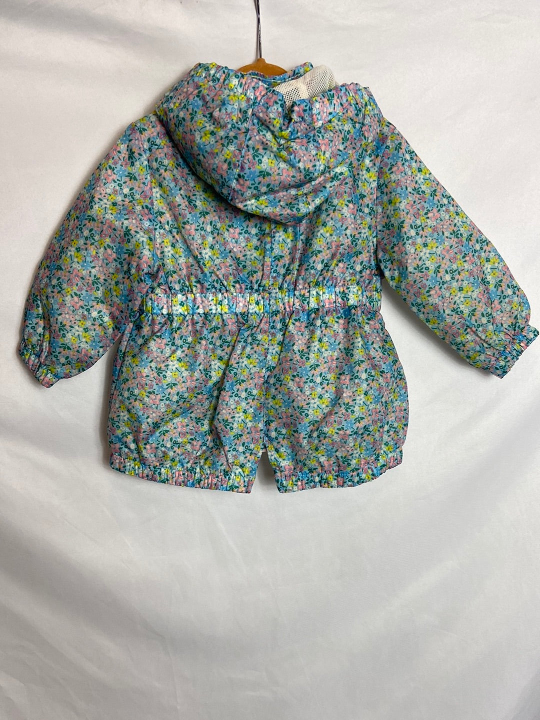 H&M. Abrigo impermeable flores T. 6-9 meses