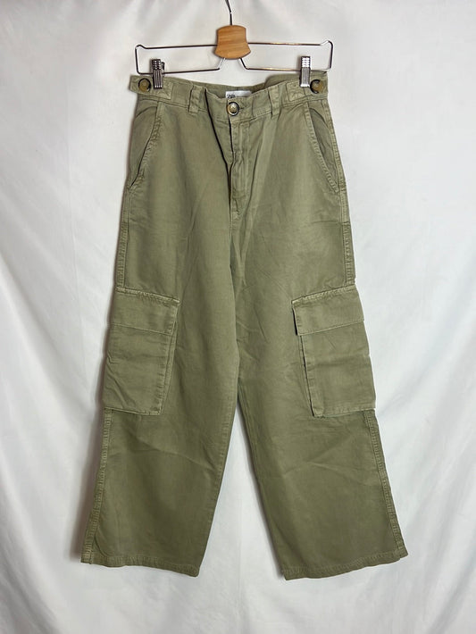 ZARA. Pantalón verde cargo pata ancha. T 38
