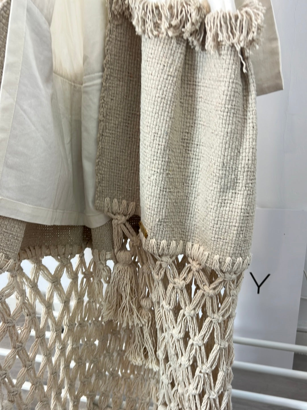 YENNYBASTIDA. Vestido blanco detalle borlas. T S