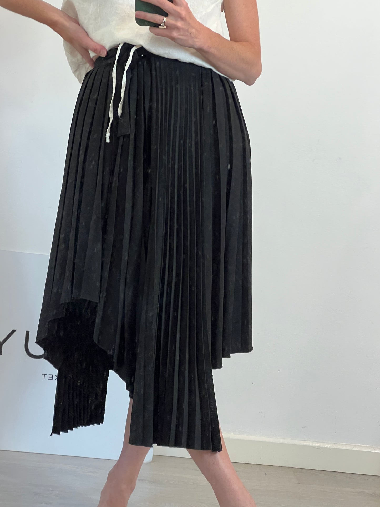 MAJE. Falda negra plisada T.34