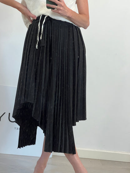MAJE. Falda negra plisada T.34