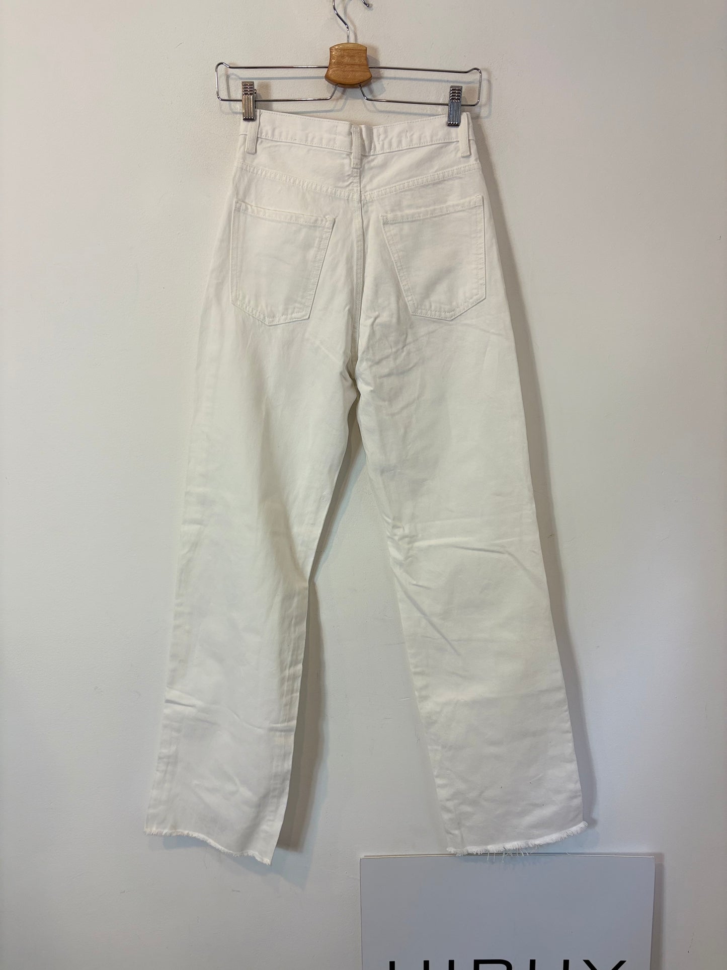 MANGO. Pantalón blanco abotonado