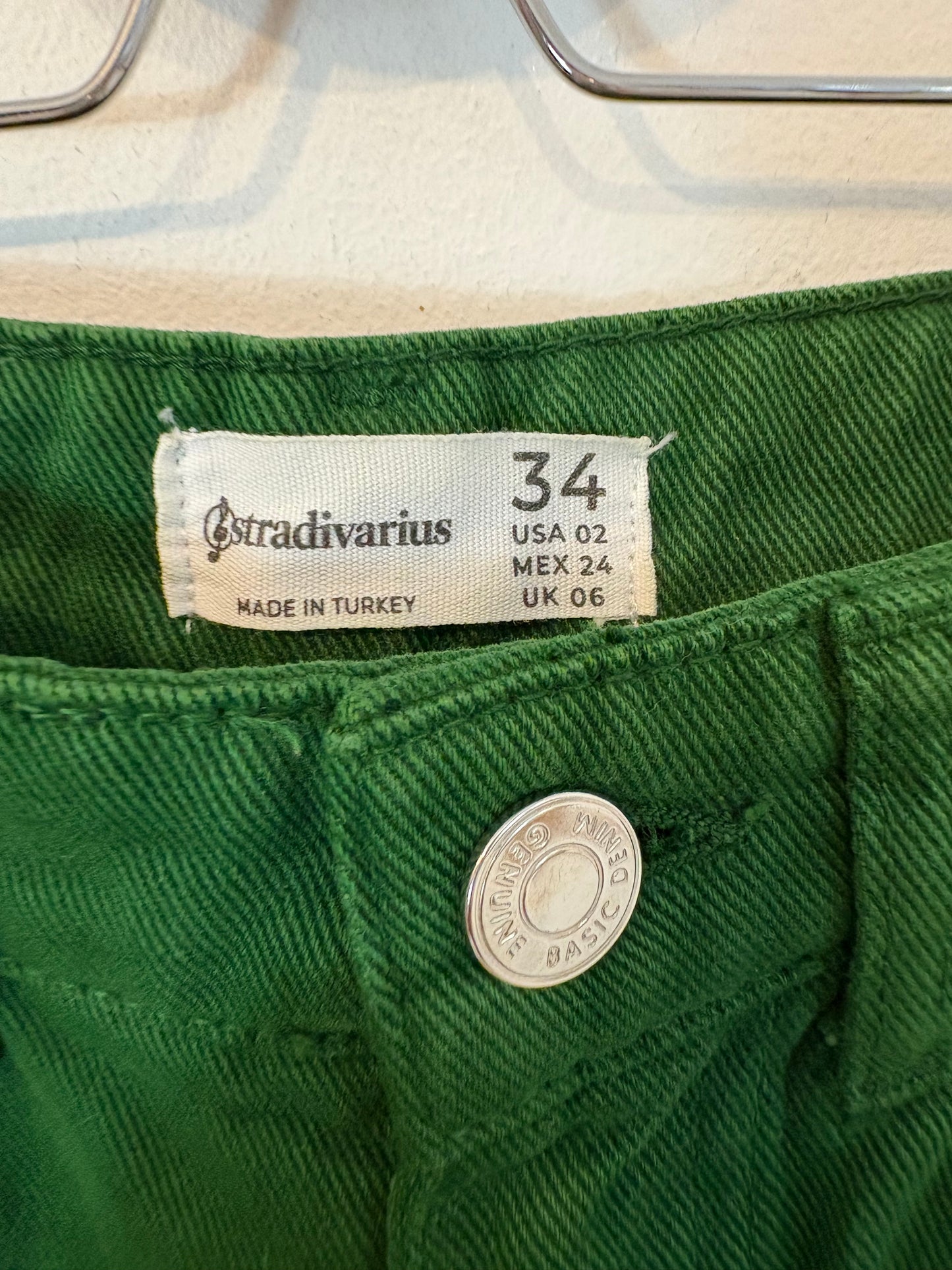 STRADIVARIUS. Denim verde cintura alta. T 34