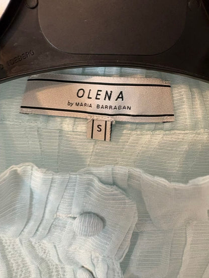 MARIA BARRAGÁN. Blusa azul claro textura lazada